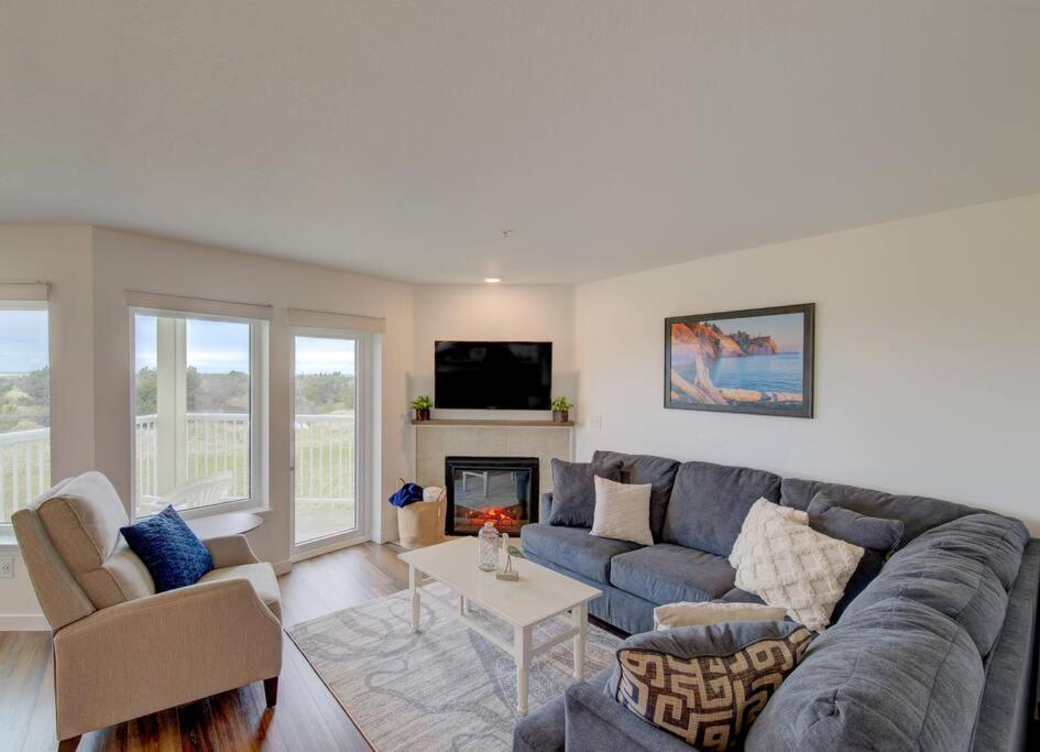 Beach Please-Updated Home With Ocean Views ロングビーチ エクステリア 写真