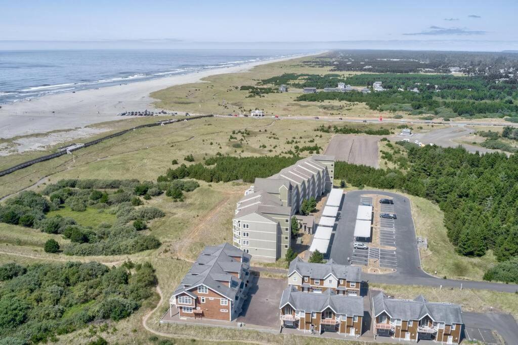 Beach Please-Updated Home With Ocean Views ロングビーチ エクステリア 写真