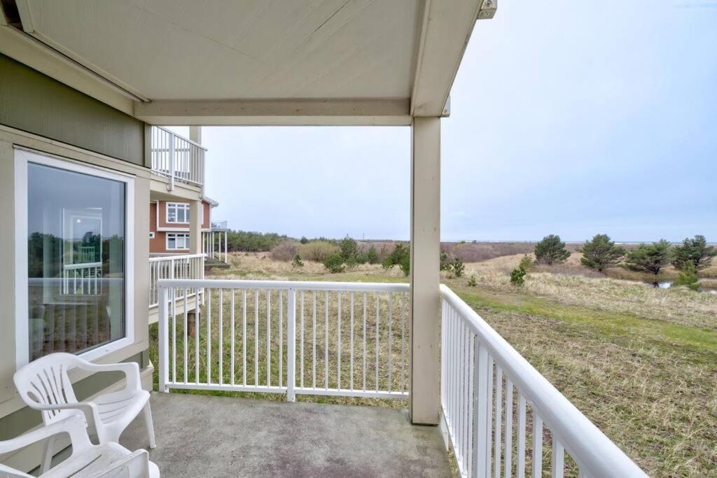 Beach Please-Updated Home With Ocean Views ロングビーチ エクステリア 写真
