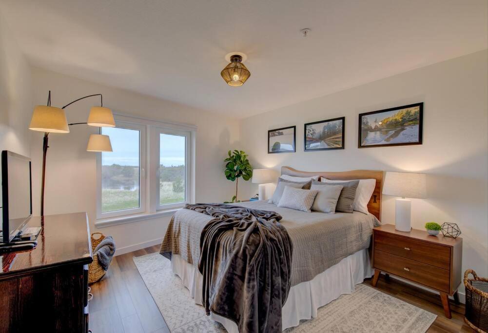 Beach Please-Updated Home With Ocean Views ロングビーチ エクステリア 写真