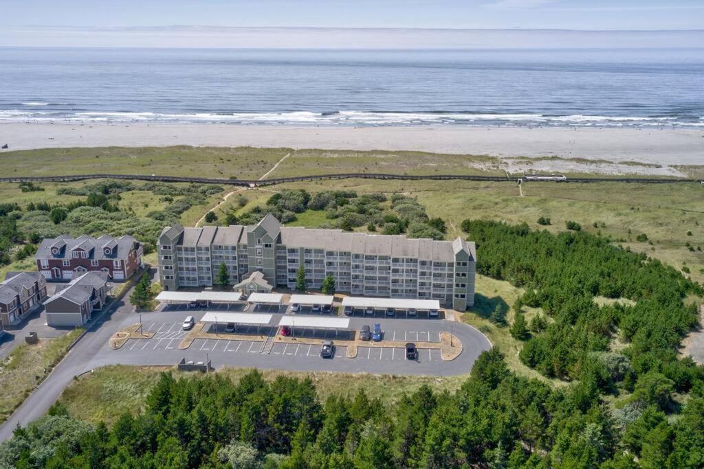 Beach Please-Updated Home With Ocean Views ロングビーチ エクステリア 写真