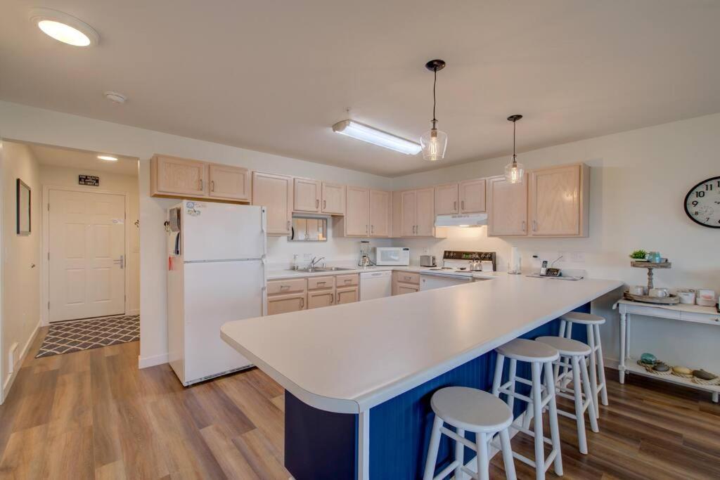 Beach Please-Updated Home With Ocean Views ロングビーチ エクステリア 写真
