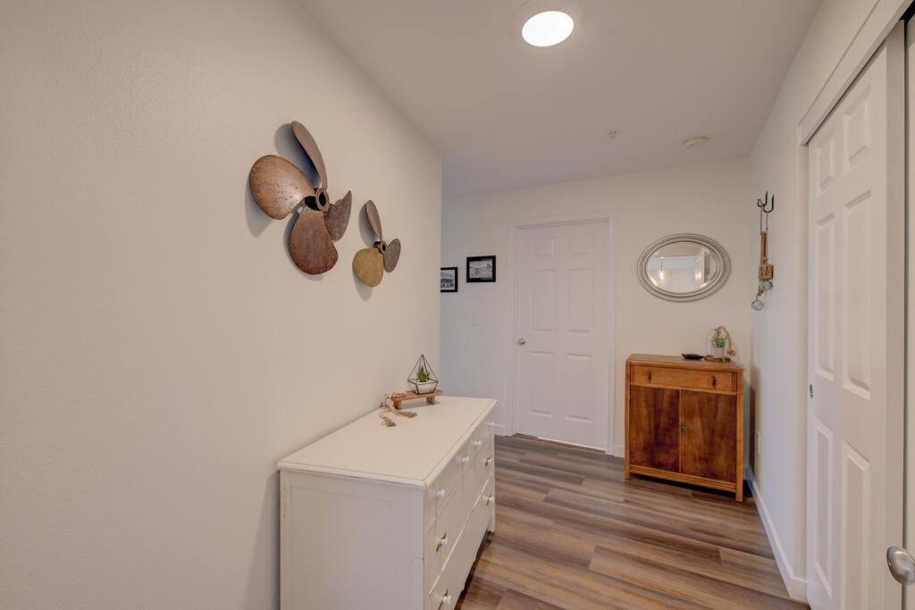 Beach Please-Updated Home With Ocean Views ロングビーチ エクステリア 写真