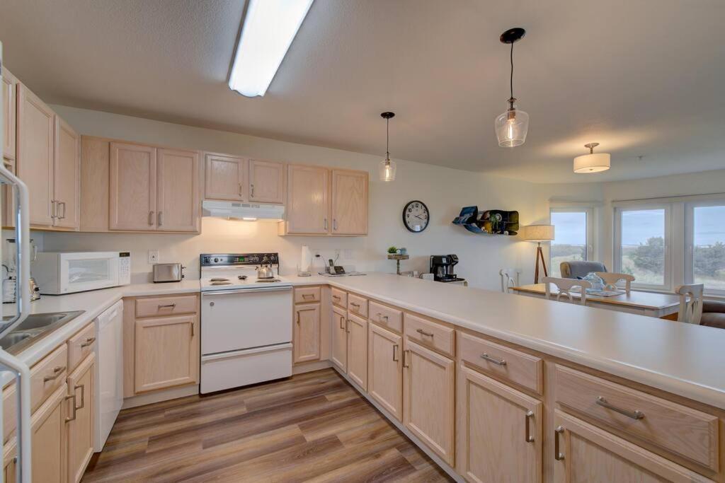 Beach Please-Updated Home With Ocean Views ロングビーチ エクステリア 写真