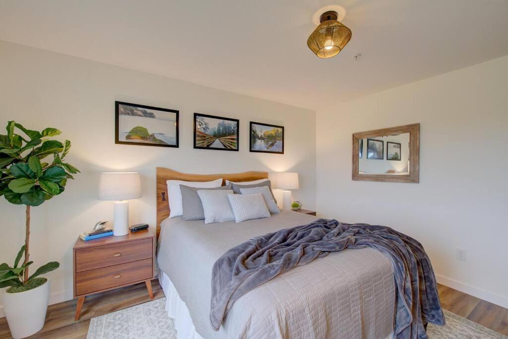 Beach Please-Updated Home With Ocean Views ロングビーチ エクステリア 写真