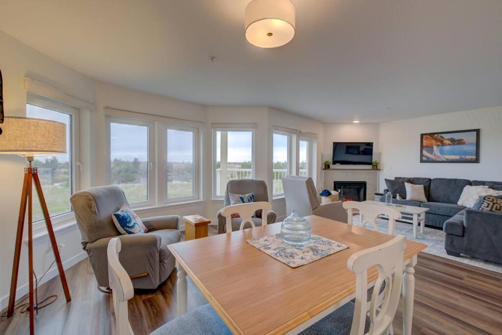Beach Please-Updated Home With Ocean Views ロングビーチ エクステリア 写真